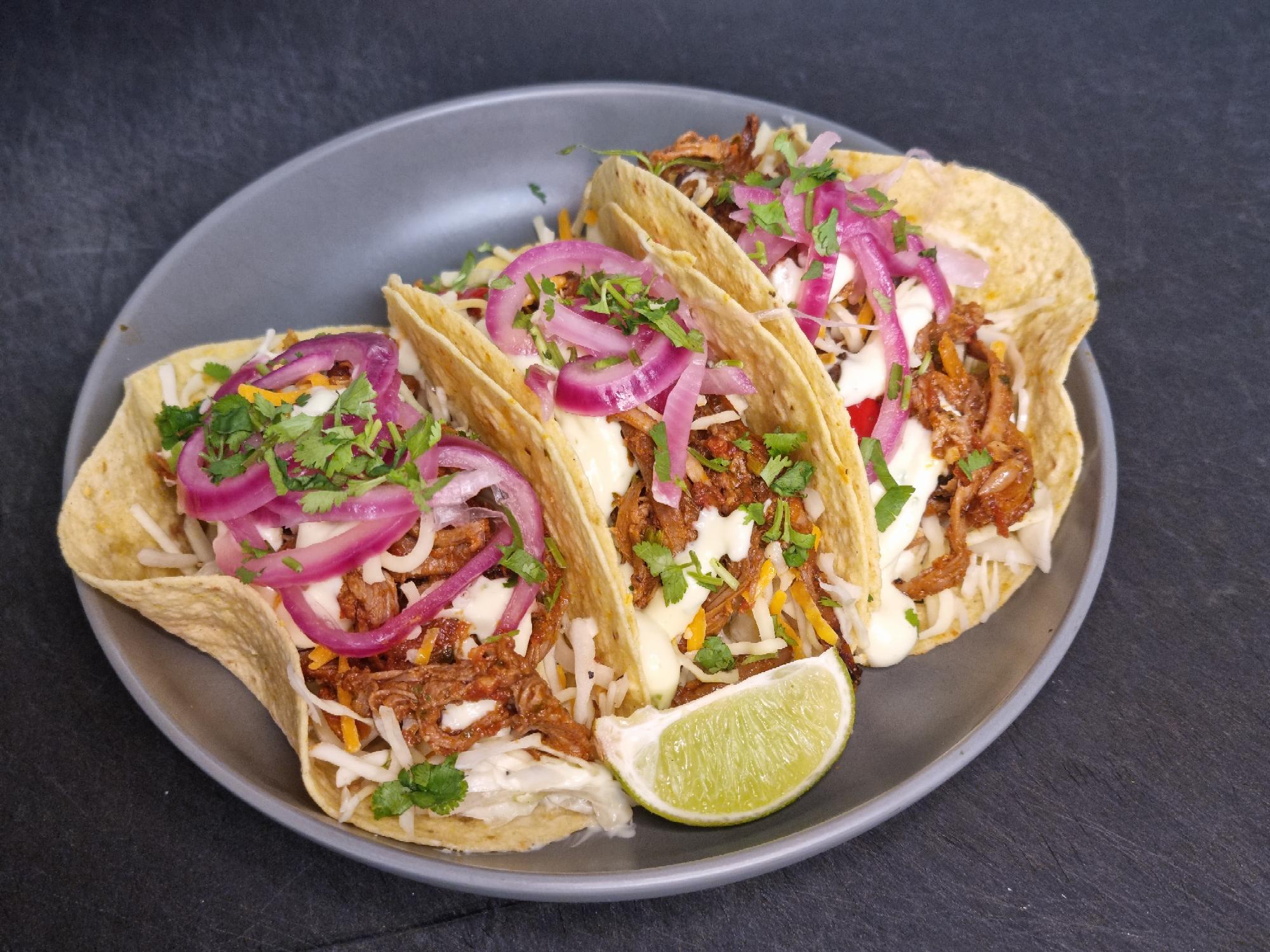 Tacoja lautasella